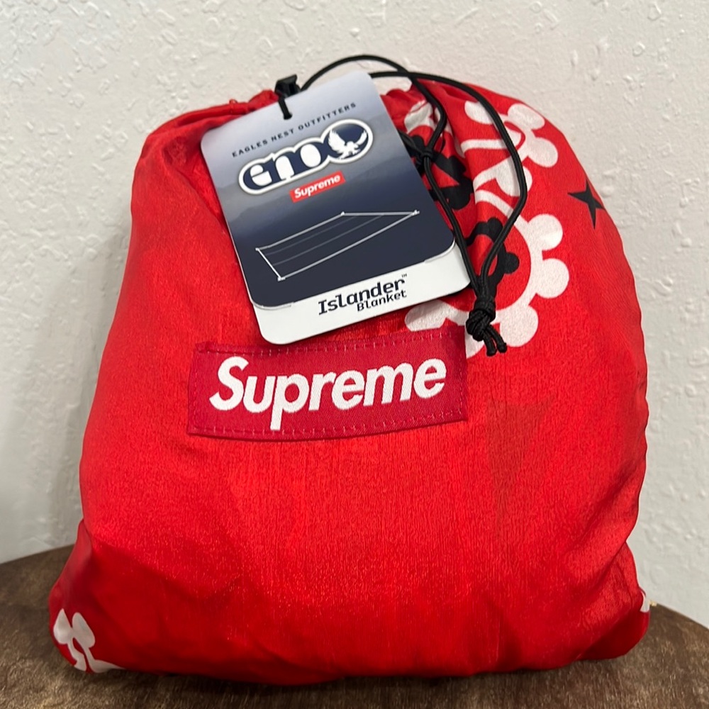 SUPREME ENO ISLANDER NYLON BLANKET - Red Bandana